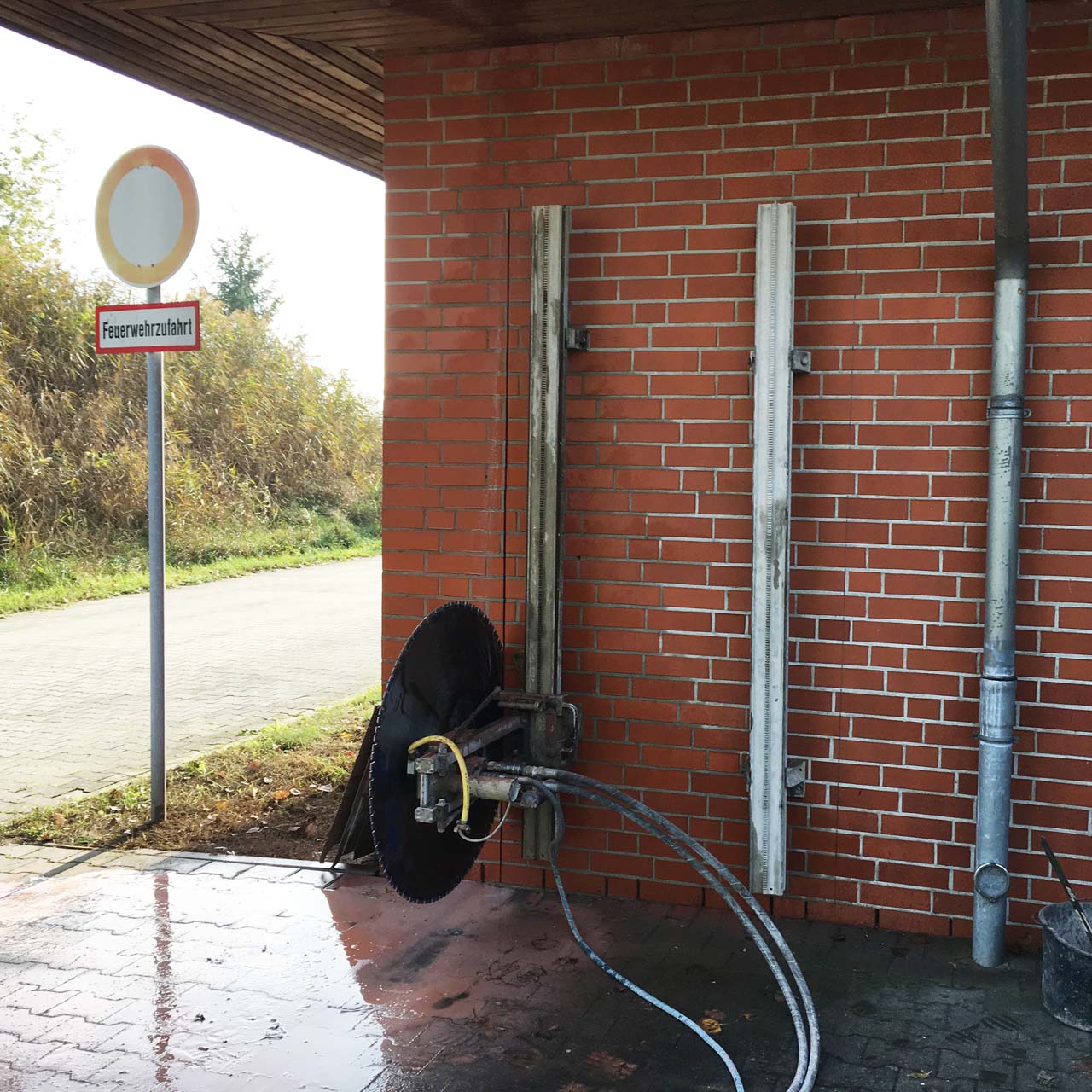 Betonsgen und Sgen von Mauerwerk fr nachtrgliche Montage von Fenstern und Tren in geschlossene Wnde